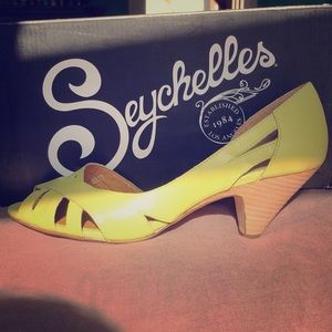 NIB Seychelles kitten heal slides limoncello